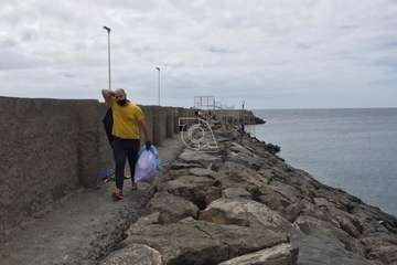 Limpieza de la escollera sur del muelle de Taliarte (Foto Pedro Martel/Wendy Cruz)